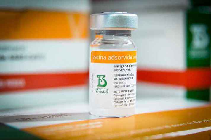 Produzida pelo Instituto Butantan, a CoronaVac foi a primeira vacina a ser aplicada no Brasil