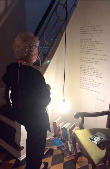 Visitante lê poema do artista paraense Marcilio Costa escrito na parede