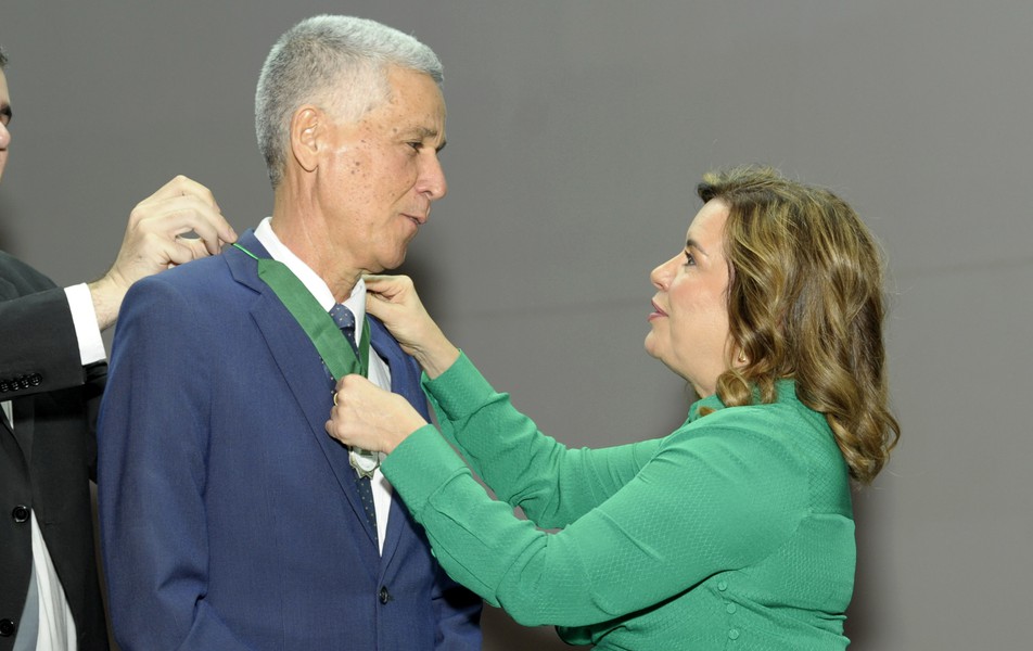 <p>Sandra Goulart&nbsp;entrega a medalha ao engenheiro e consultor ambiental&nbsp;Lúcio Fernando Borges, indicado pela Escola de Engenharia</p>