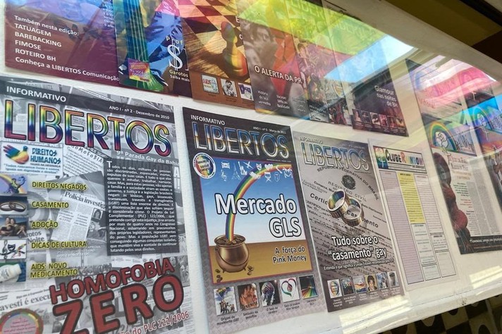 Mostra reúne jornais, revistas, cartazes e outros informativos produzidos em Belo Horizonte sobre/para a comunidade LGBTQIA+