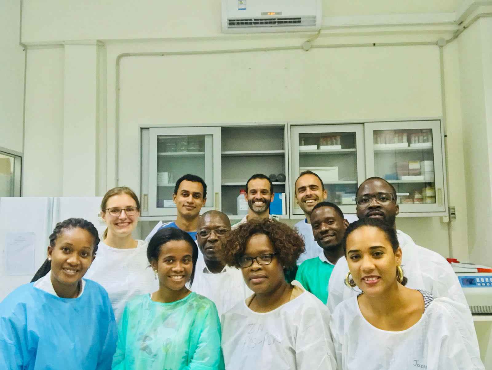 Grupo de pesquisadores da UFMG e de Oxoford em Luanda, capital de Angola