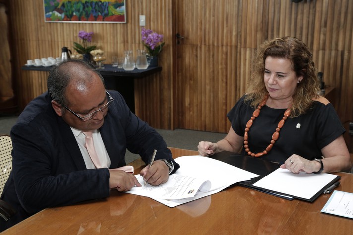 Sandra Goulart Almeida recebeu o vice-reitor de Pesquisa da UNA, Ariel Cárdenas