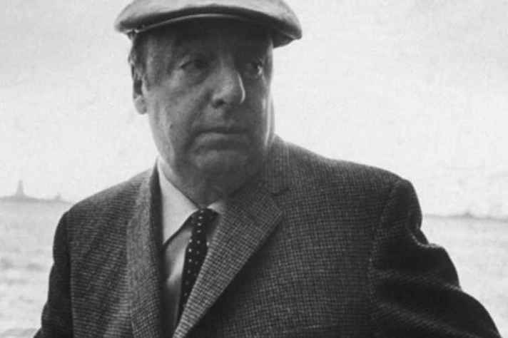 Além de seu trabalho como escritor, Pablo Neruda ocupou diversas posições diplomáticas e foi opositor ferrenho da ditatura militar chilena.