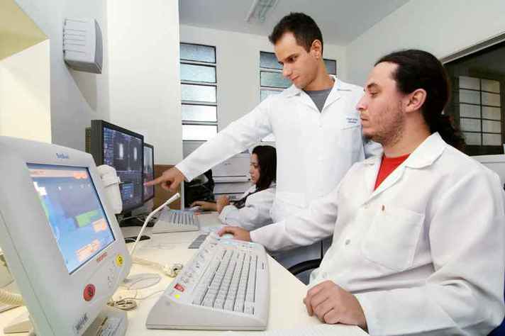 Funcionários trabalham em centro de imagem de hospital brasileiro