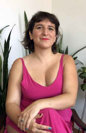 Lívia Aguiar já publicou zines de forma independente e explora gêneros como a prosa, a crônica e a poesia