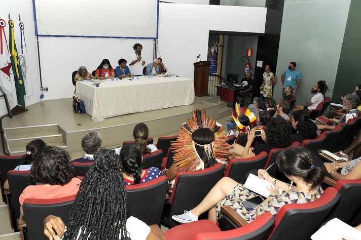 Lideranças indígenas se reuniram no auditório Sônia Viegas, na Fafich, para discutir a incorporação de epistemologias tradicionais