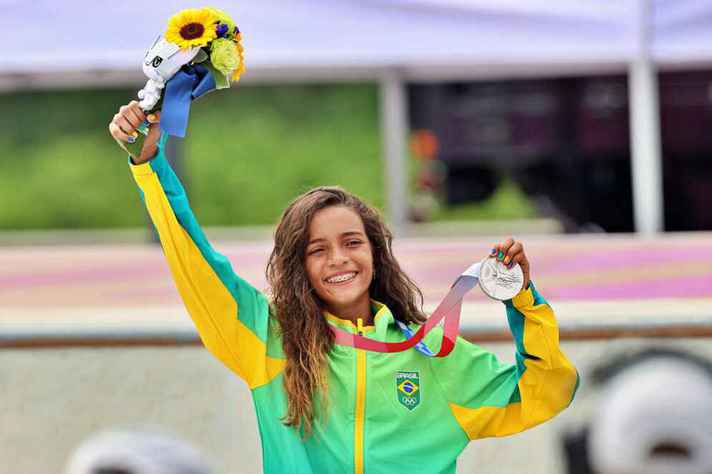 Rayssa Leal, a 'fadinha do skate', exibe sua medalha prata: a garota de 13 anos virou referência para outras meninas, como Rafaela Dias