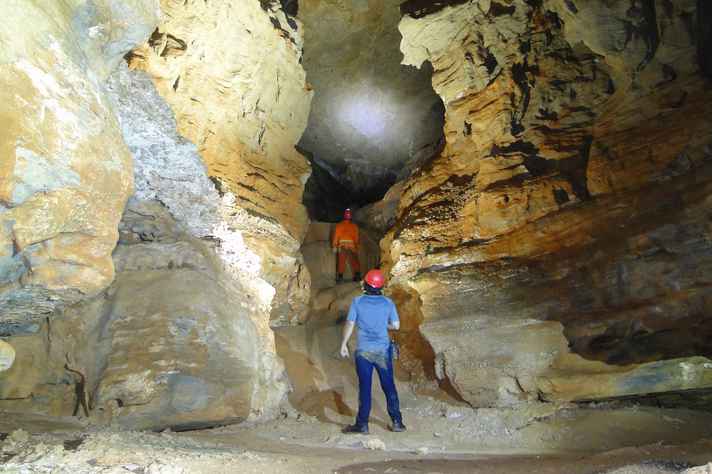 Pesquisador em cavernas mineiras