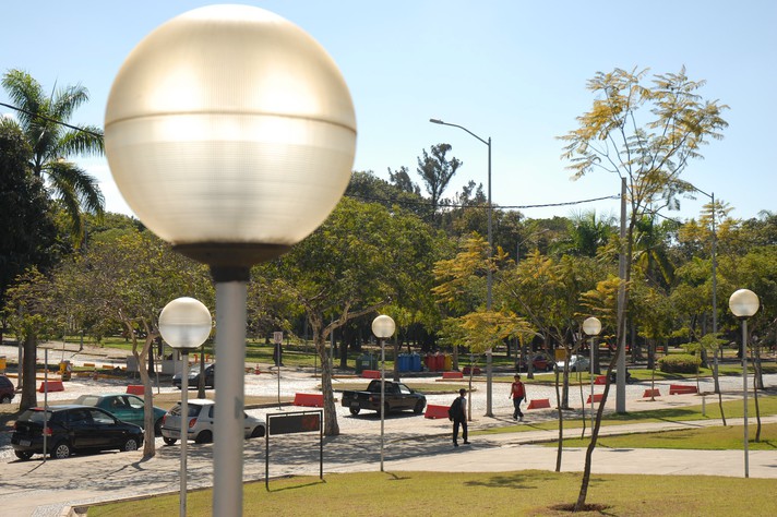 Vista da Avenida Mendes Pimentel, a principal do campus Pampulha: