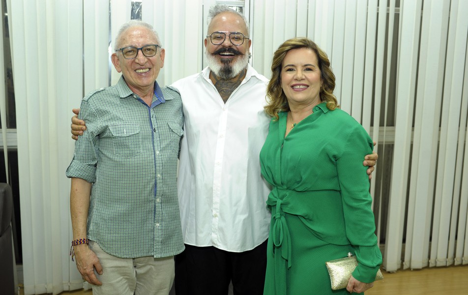 <p>O estilista Ronaldo Fraga (ao centro), agraciado por indicação da Escola de Belas Artes, ladeado pelo vice-diretor da Unidade, Adolfo Cifuentes, e a reitora Sandra Goulart</p>