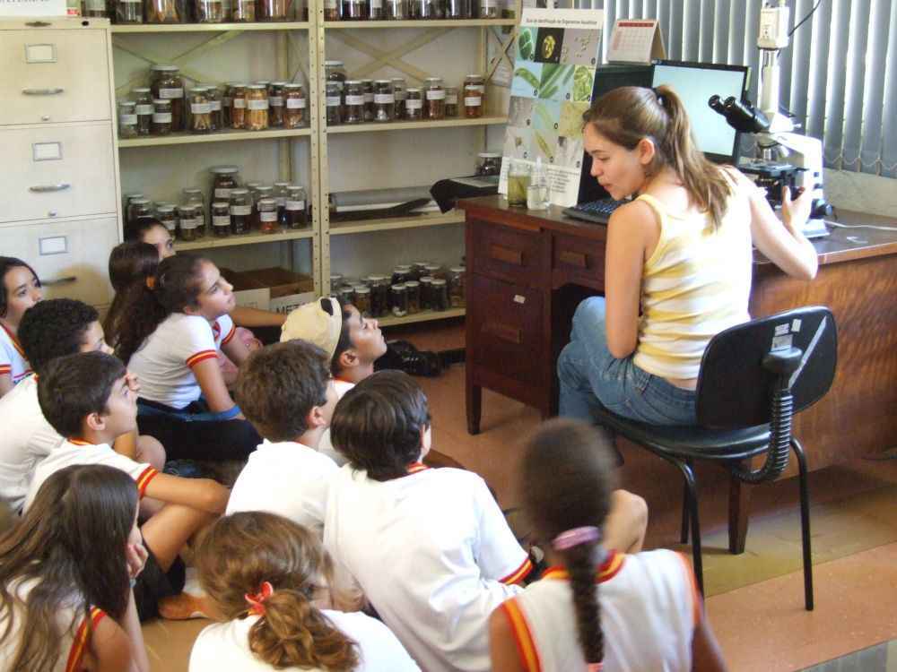 Pesquisadores do Museu de História Natural e Jardim Botânico da UFMG apresenta descobertas e equipamentos a turmas escolares