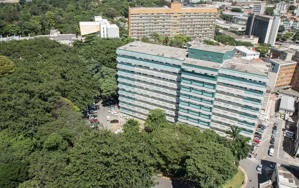 Vista do prédio e estacionamento da Faculdade de Medicina: comemoração a distância