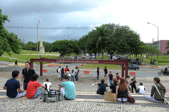 Estudantes na entrada da Praça de Serviços, campus Pampulha