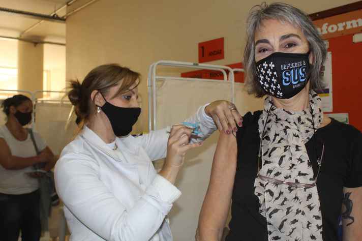 Professora Vânia Gouveia tomou a segunda dose da vacina AstraZeneca no posto montado na Escola de Enfermagem