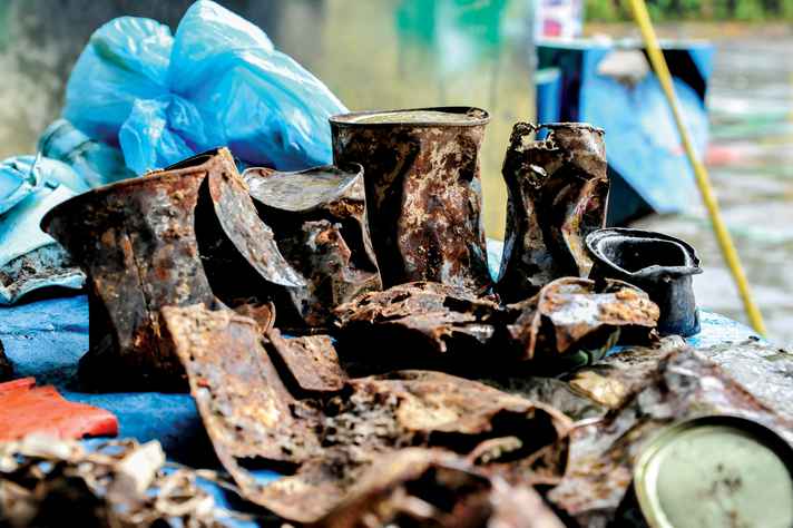 Latas de cerveja ferrosas encontradas no aterro sanitário de Belo Horizonte