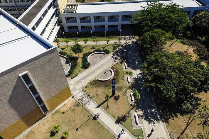 Imagem aérea do complexo da Escola de Engenharia, onde o curso é sediado