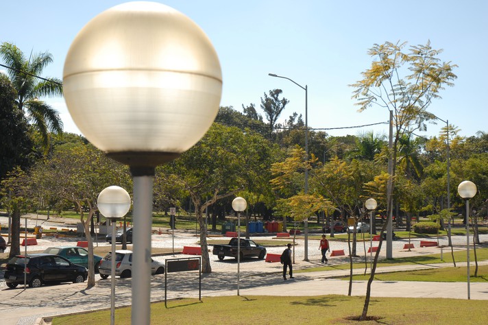 Vista da Avenida Mendes Pimentel, a principal do campus Pampulha: