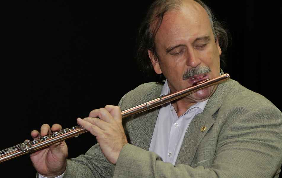 O flautista e professor da Escola de Música Maurício Freire executou o Hino Nacional no início da cerimônia