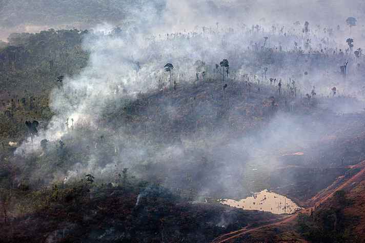 Sobrevoo mostra focos de fogo em Trairão, no Pará, em 2020