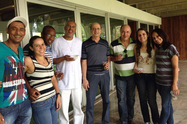 Antonio de Assis (ao centro, de camisa escura) em confraternização com a equipe do DLO
