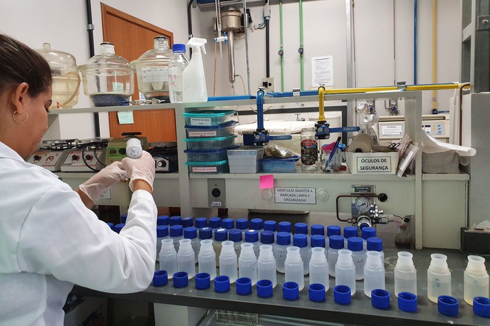 As amostras de EBQ foram analisadas no laboratório de Microbiologia do Departamento do Engenharia Sanitária e Ambiental da UFMG