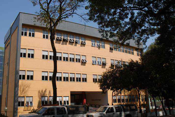 Prédio da Escola de Enfermagem da UFMG, localizado no campus Saúde