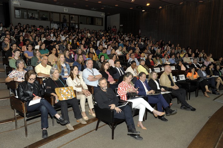 Professores, estudantes, pedagogos e secretários de educação participaram da conferência, que lotou o auditório da Reitoria