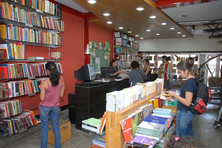 Livraria da Editora UFMG, localizada na Praça de Serviços do campus Pampulha
