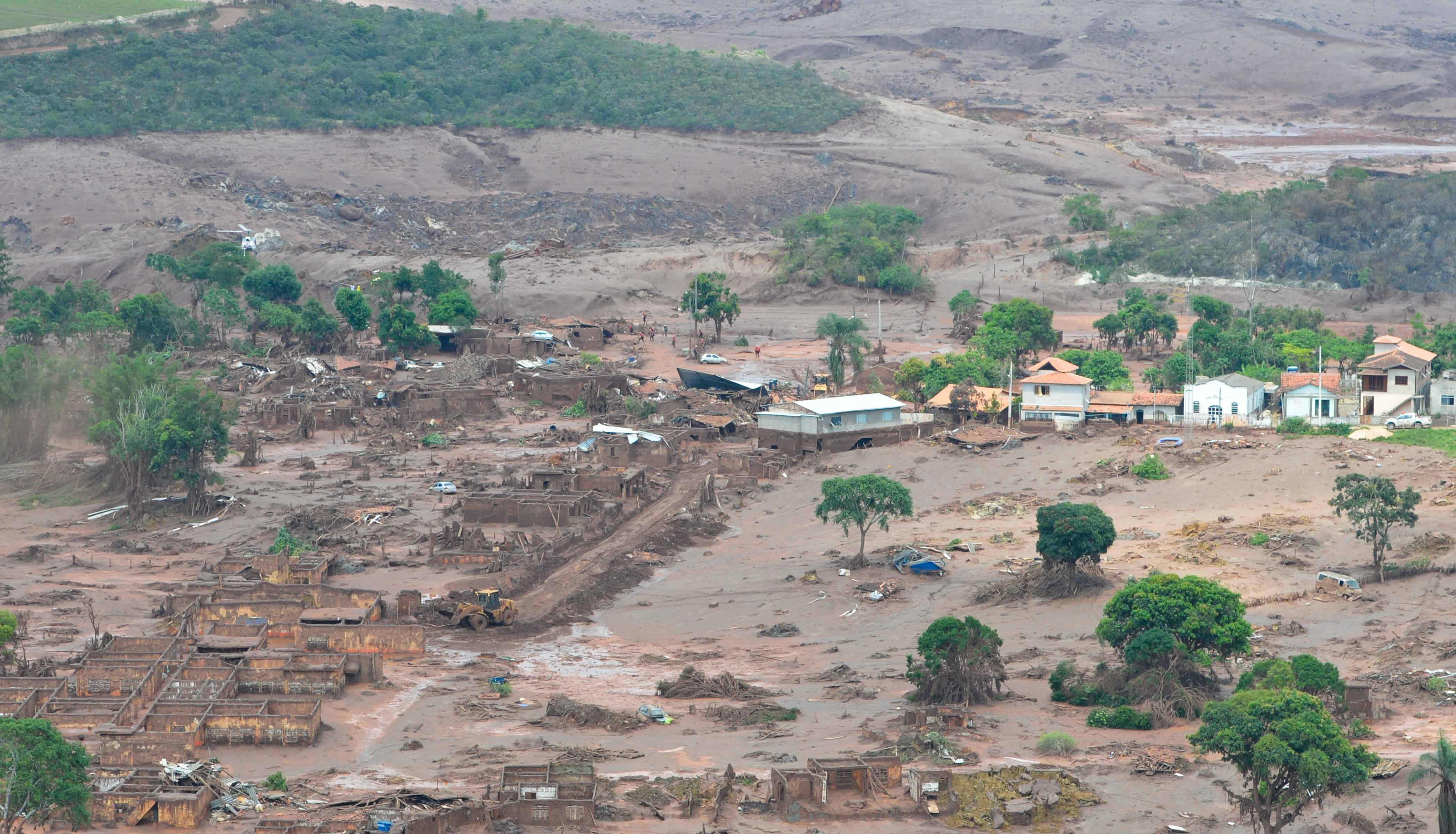 Área afetada pelo rompimento de barragem no distrito de Bento Rodrigues, zona rural de Mariana