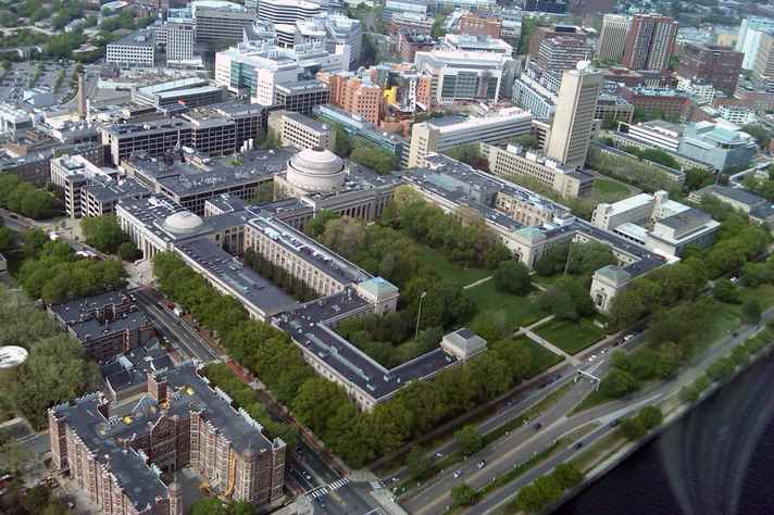 Vista aérea do campus do MIT, em Cambridge, Massachusetts