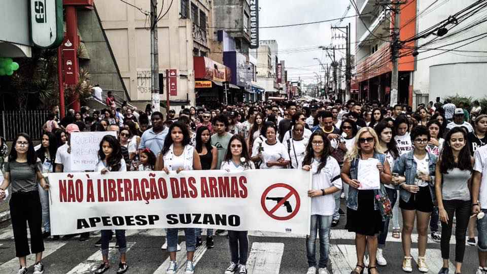 Estudantes e moradores em manifestação no centro de Suzano