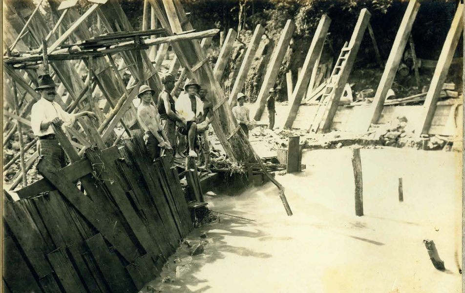 <p>Janeiro de 1927: operários realizam obras de desmonte hidráulico para urbanização do bairro Floresta, à margem do Arrudas, do lado oposto do Parque Municipal, além da linha férrea</p>