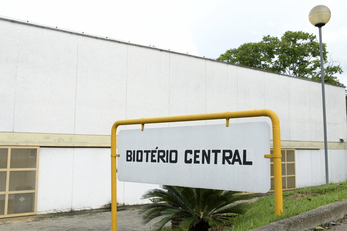 Fachada do Biotério Central, uma das estruturas da UFMG mais ameaçadas pelos impactos da Stock Car