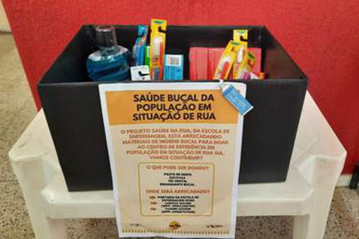 A caixa coletora das doações está no hall da Escola de Enfermagem, no campus Saúde