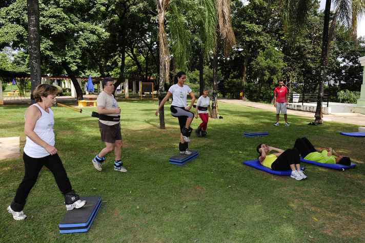 As atividades presenciais são realizadas na sala de ginástica ou nos espaços ao ar livre no CEU