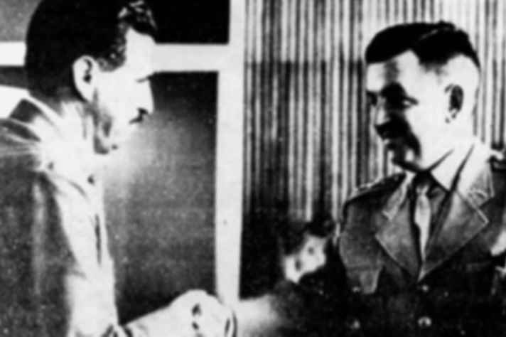 Em 1964, Aluísio Pimenta (à esquerda) foi afastado e logo depois reconduzido ao cargo de reitor da UFMG; na imagem, ele aparece cumprimentando o interventor Expedito Orsi Pimenta