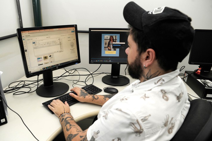 O jornalista João Alves integra a equipe que gere as redes sociais da UFMG