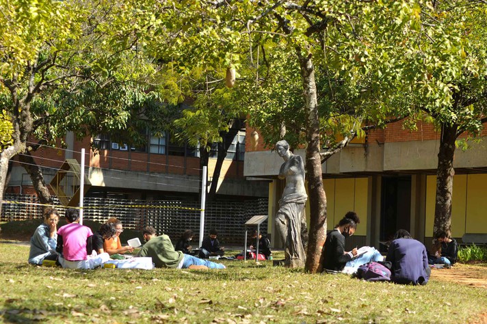 Estudantes em atividade no gramado da Escola de Belas-Artes: uso facultativo de máscara em espaços abertos