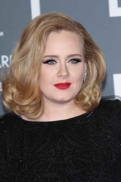 Adele interpreta 'Million Years Ago', canção que integra seu terceiro álbum, '25', lançado em 2015