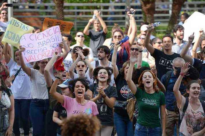 Estudantes protestam durante a marcha contra o corte de recursos para a ciência