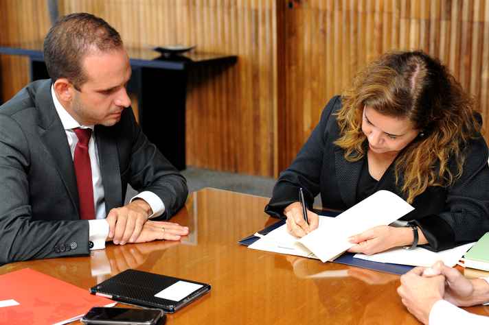 Luiz Reis e Sandra Goulart Almeida renovaram o acordo em reunião na Reitoria