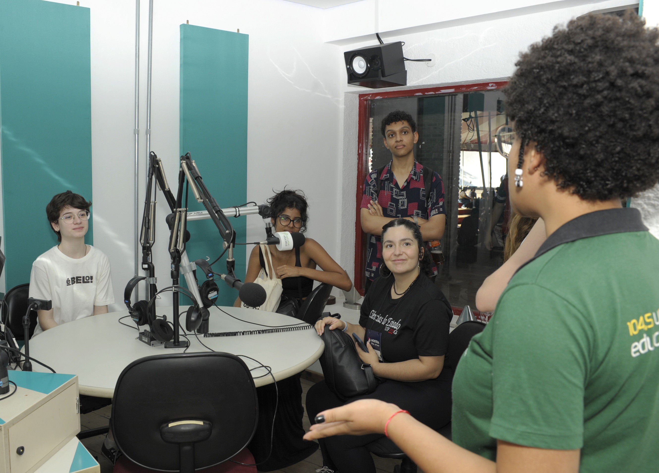 Estudantes em visita aos estúdios da Rádio UFMG Educativa, na Praça de Serviços