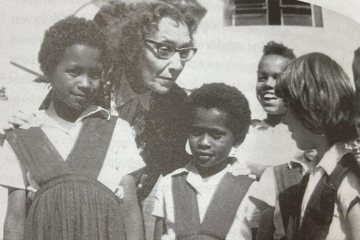 Helena Antipoff com um grupo de crianças na Fazenda do Rosário, em 1970