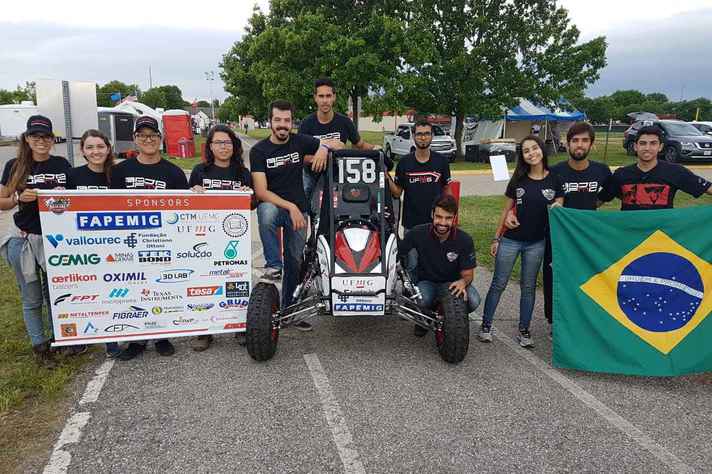 Alunos da Escola de Engenharia em Pittsburg, nos Estados Unidos, para a competição mundial Baja SAE Kansas 2018