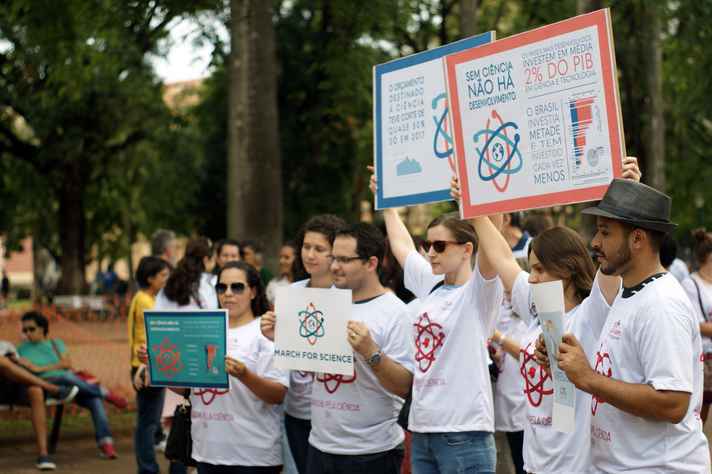 Marcha em defesa da ciência realizada em 2017 mobilizou participantes na Praça da Liberdade