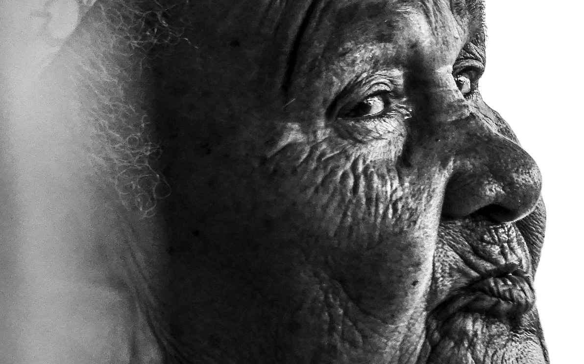Dona Luruca representa a realidade da velhice do Vale do Jequitinhonha