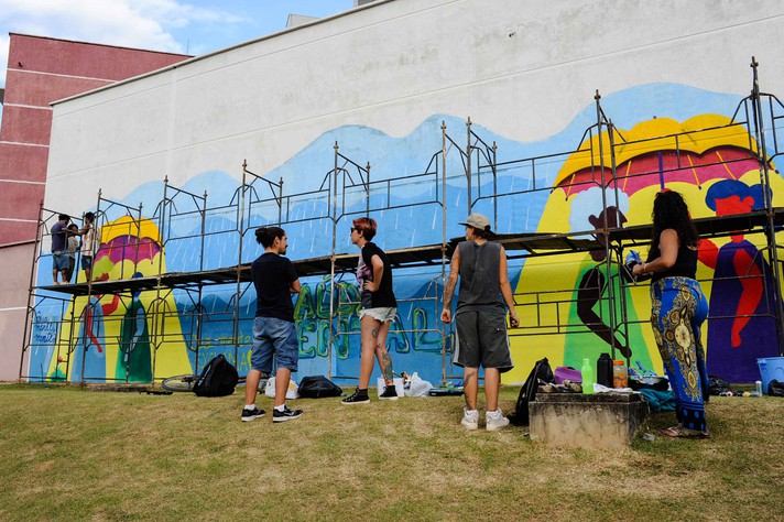 Estudantes grafitam o muro da Face, no campus Pampulha, em edição anterior da Semana de Saúde Mental