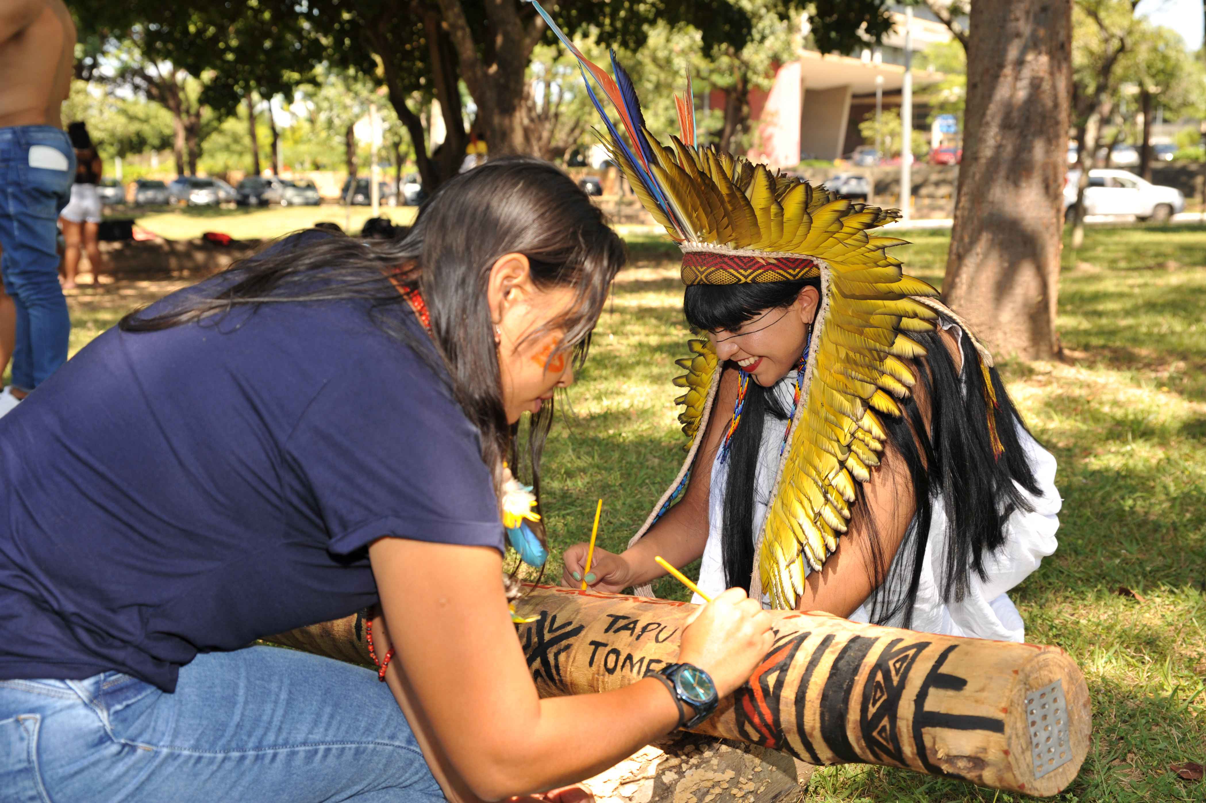 <p>Célia Xakriabá foi uma das personalidades indígenas presentes na marcha</p>
