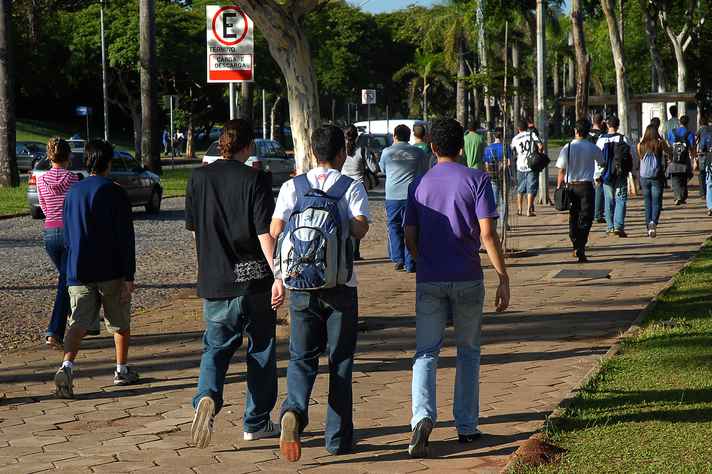 Estudantes caminham no campus Pampulha