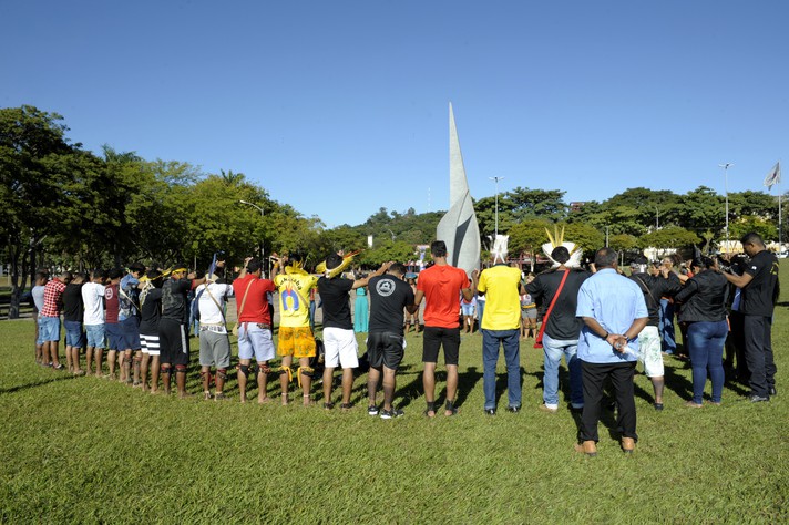 Estudantes e lideranças indígenas participaram de um ritual em frente ao prédio da Reitoria